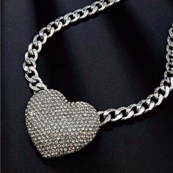 Jewelry - 🩶 NEW Sparkling Silver Heart Necklace With stunning Crystal Embellishments 🩶